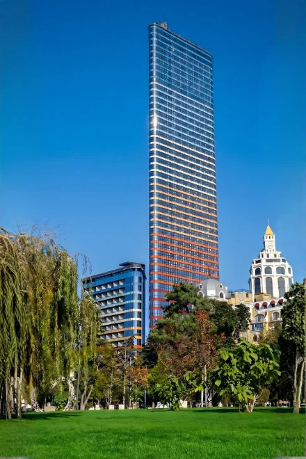 Azure Tower dans le paysage urbain de Batoumi